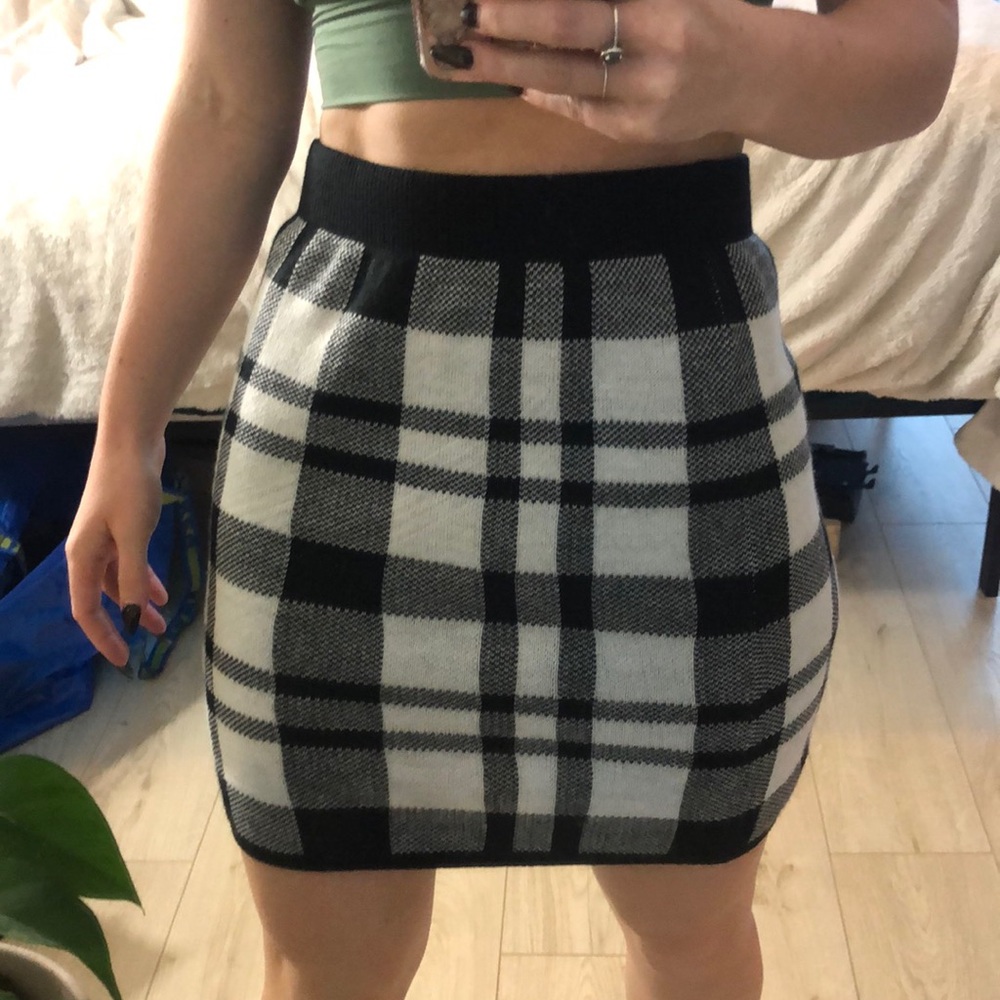 Black and white knit skirt